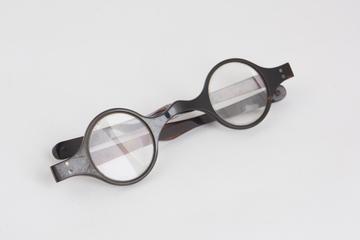 Turn pin spectacles