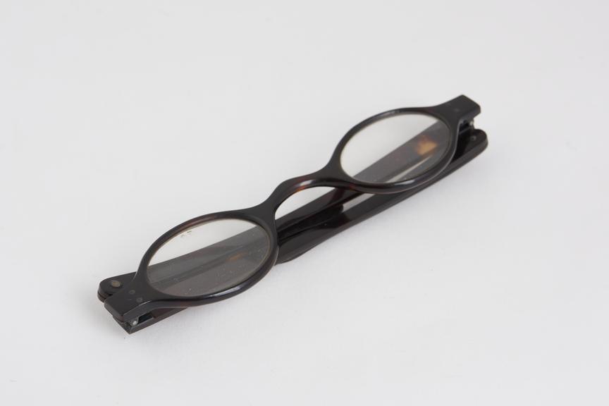 Turn pin spectacles, tortoiseshell frame, English, 1801-1880