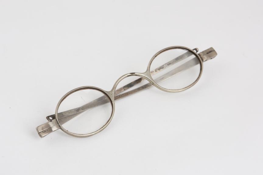 Turn pin spectacles, silver, hallmarked London, 1815, by J.H