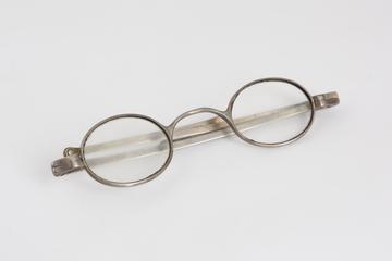 Turn pin spectacles