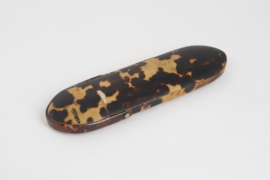 Frog mouth spectacle case, tortoise-shell, English, 1801-1900