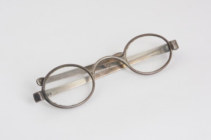 Turn pin spectacles, silver, hallmarked London, 1817, by J.W