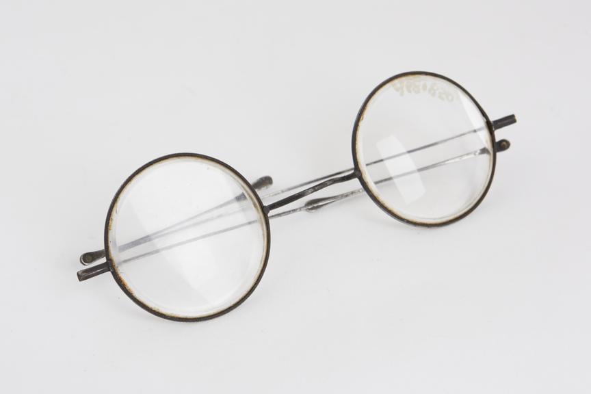 Turn pin spectacles, steel wire, English, 1790-1850