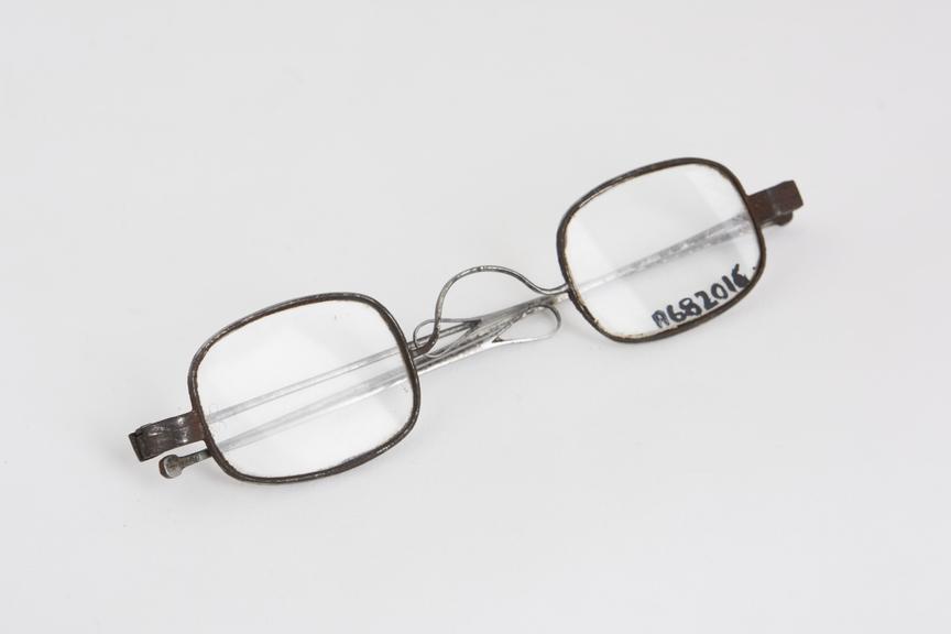 Turn pin spectacles, steel wire, English, 1801-1920