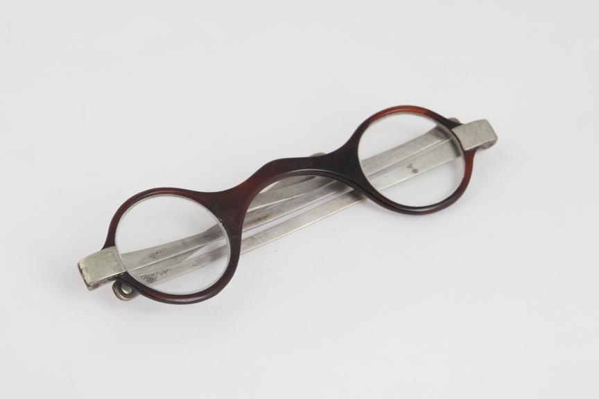 Turn pin spectacles, tortoiseshell frames, silver arms, English