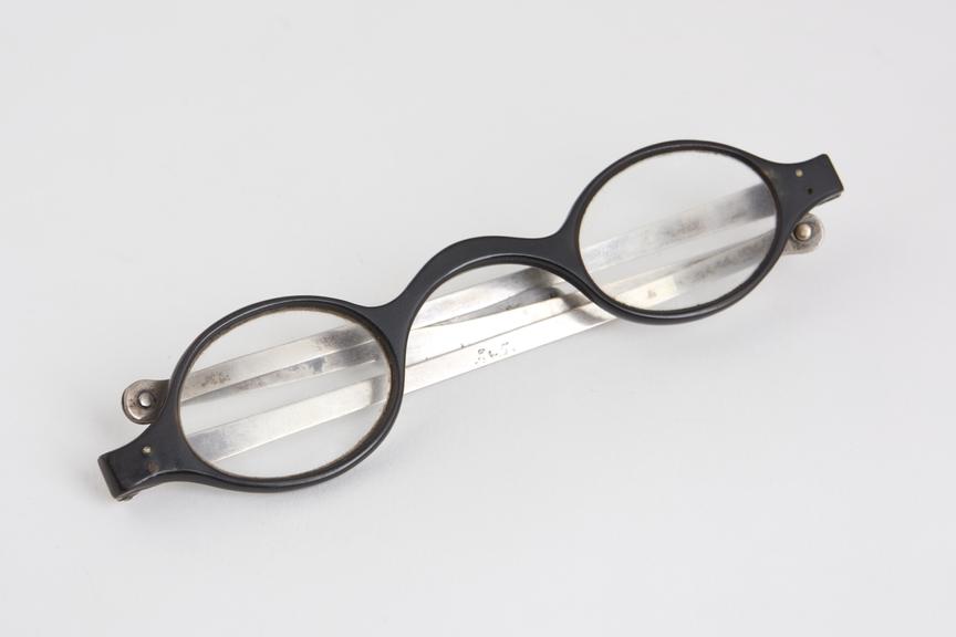 Turn pin spectacles, tortoiseshell frames, silver arms