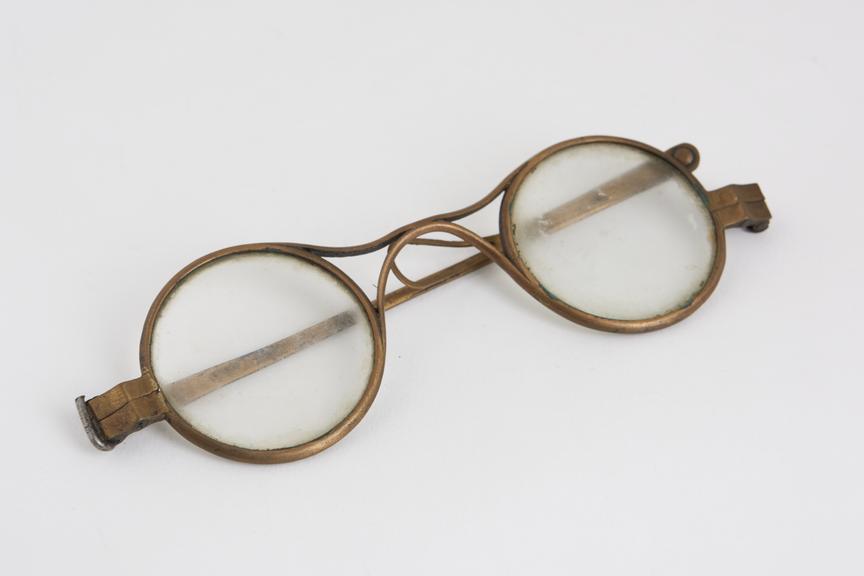 Turn pin spectacles, brass, left arm missing, French, 1751-1880