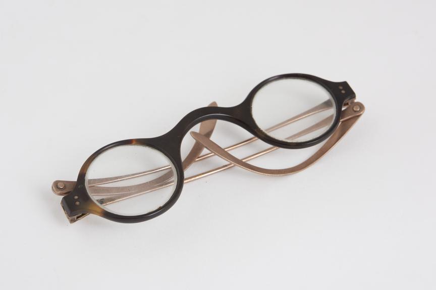 Turn pin spectacles, tortoiseshell frames, gilt silver arms