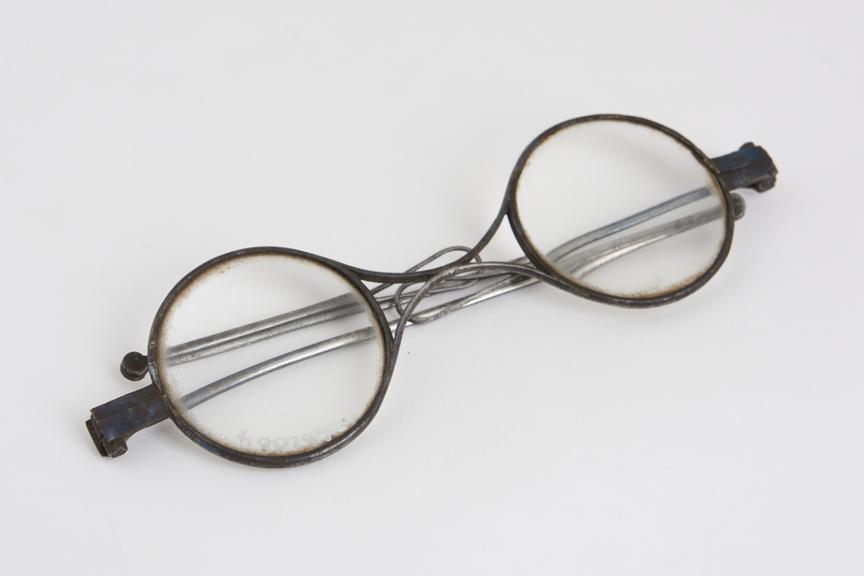 Turn pin spectacles, steel, reversible arch, French, 1790-1850