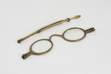 Spectacles extending | Science Museum Group Collection