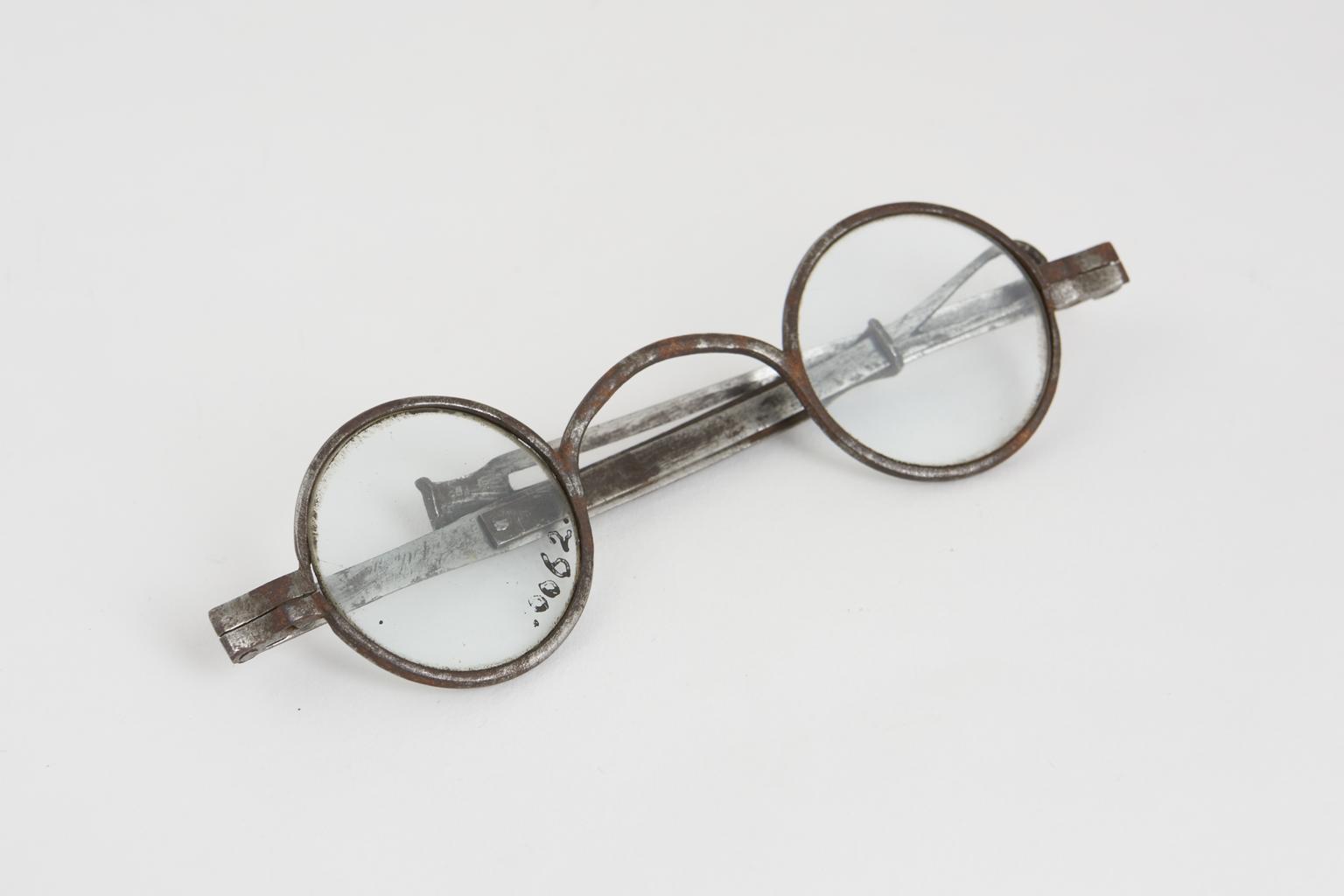 Extending spectacles | Science Museum Group Collection