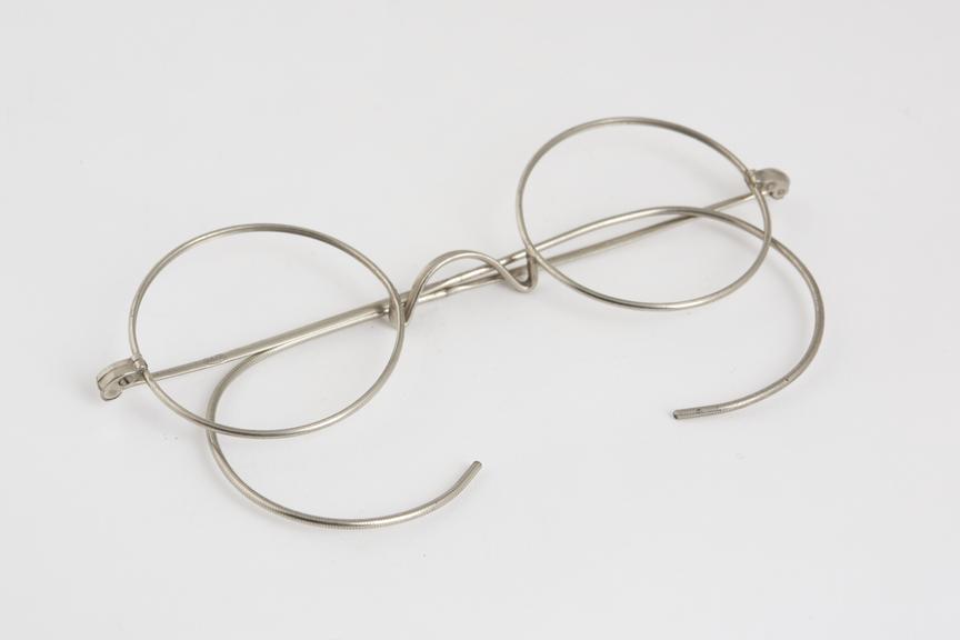 Coil spring spectacles, steel, without lenses, English