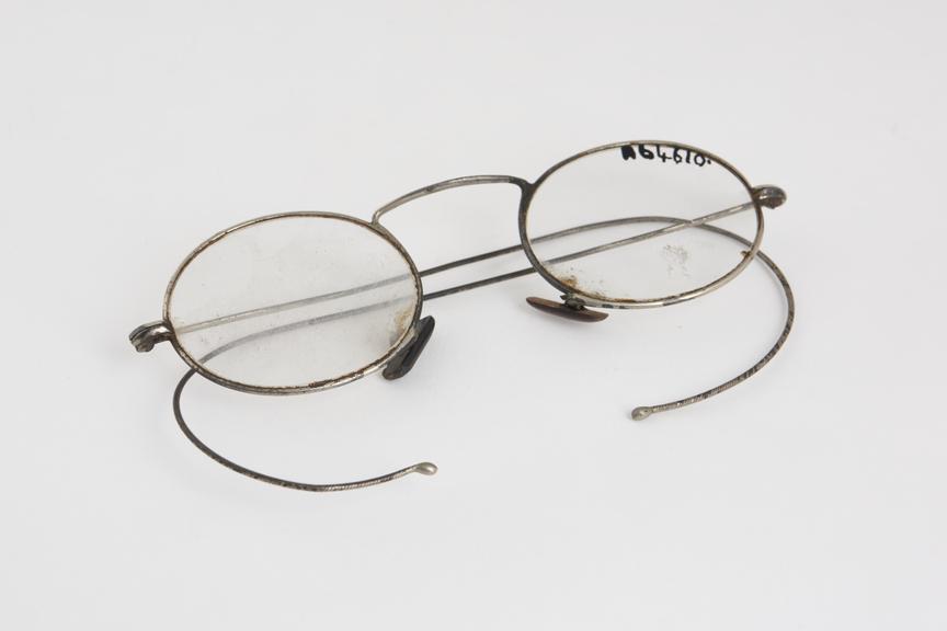 Coil spring spectacles, steel wire, corroded, English, 1801-1900