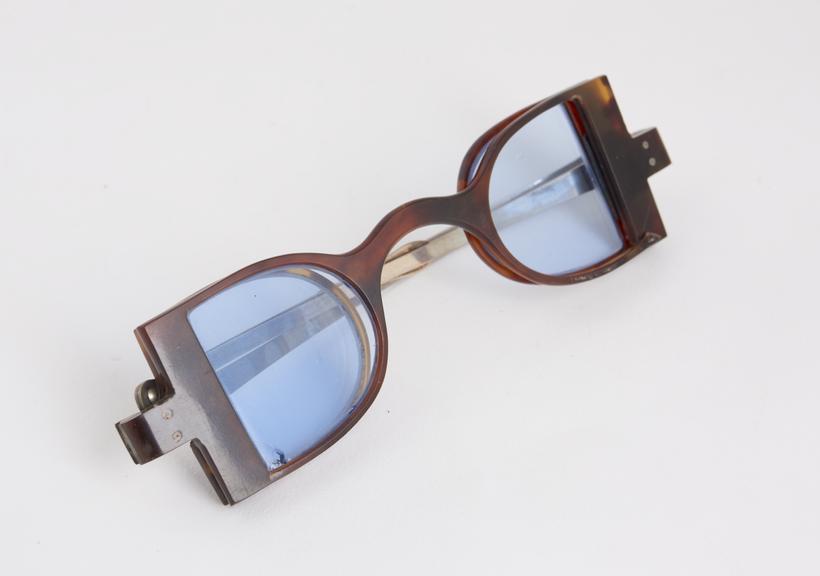 Turn pin spectacles, eye preservers, tortoiseshell frame