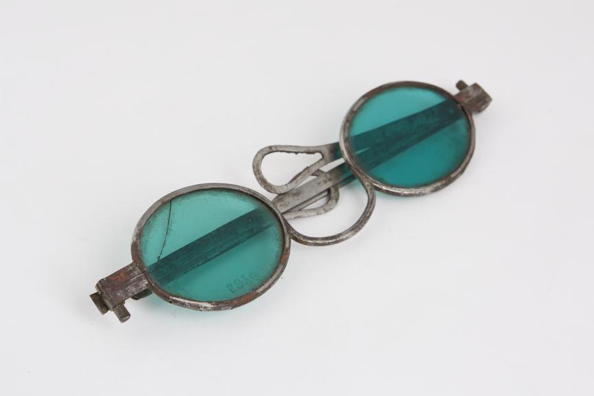 Turn pin spectacles, steel, tinted, French, 1751-1850