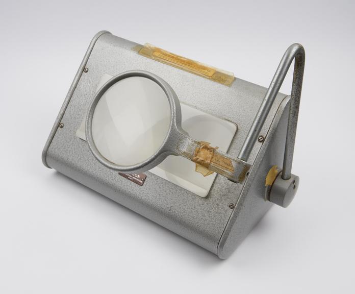 Viewer for 100mm x-ray films with built-in magnifying glass