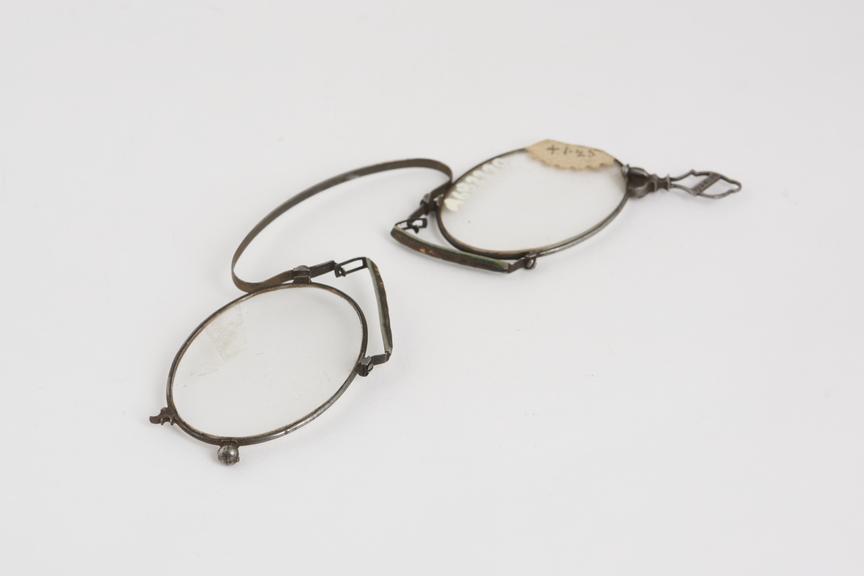Spectacles, pince nez, folding, steel wire, pebbles, French