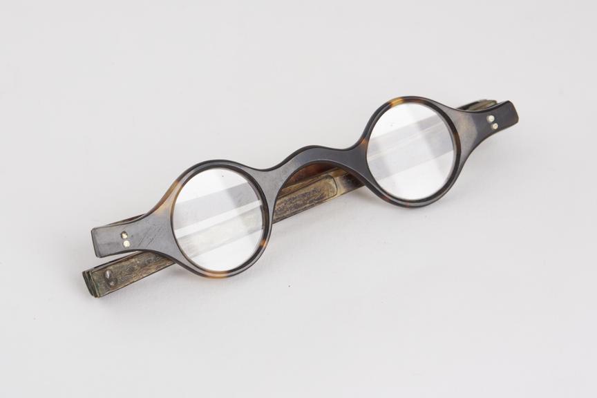 Transverse folding spectacles, tortoiseshell, English, 1851-1830