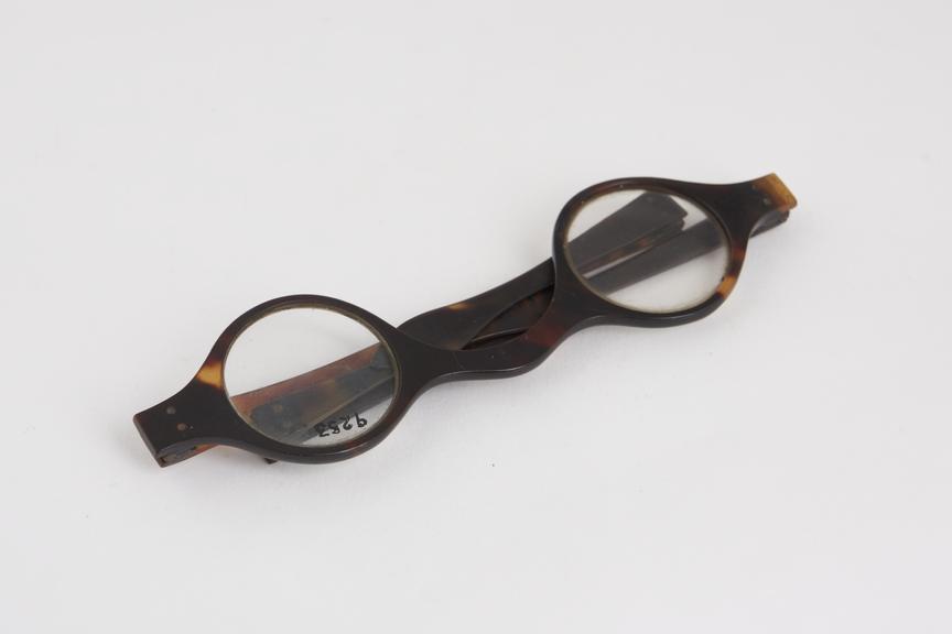 Transverse folding spectacles, tortoiseshell, English, 1751-1830