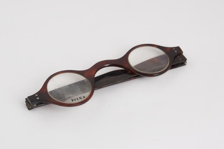 Transverse folding spectacles, tortoiseshell, English, 1751-1850