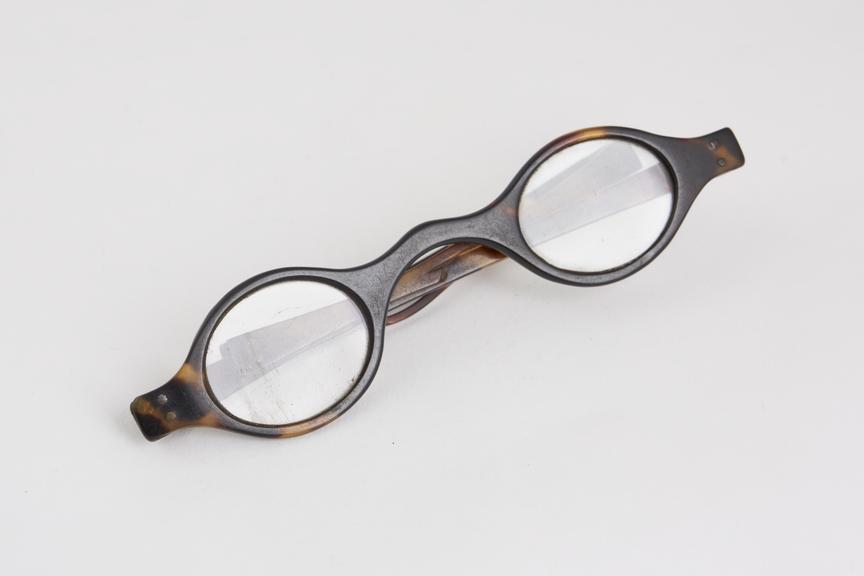 Transverse folding spectacles, tortoiseshell, English, 1800-1880