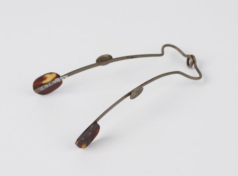 Metal eyelid retractor(?) with tortoiseshell tips, English(?)