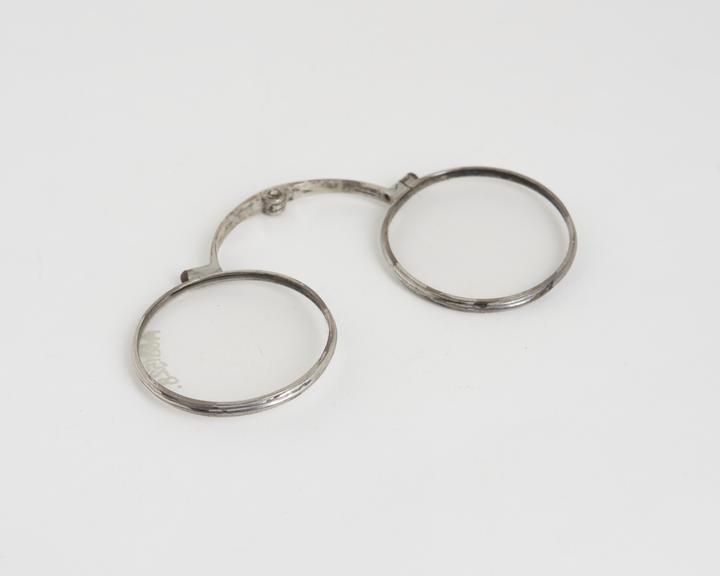 Bow, folding, spectacles, silver, English, 1780-1820 | Science Museum ...