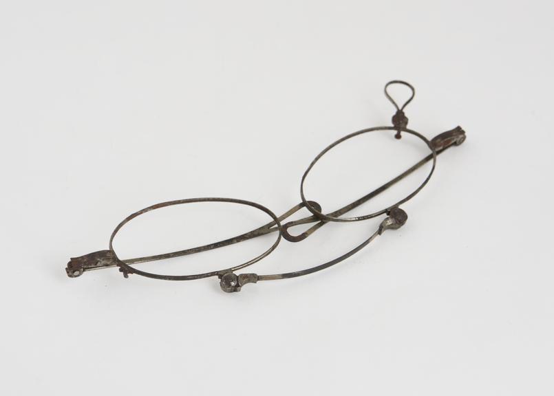 Bow, folding spectacles with straight sides, steel