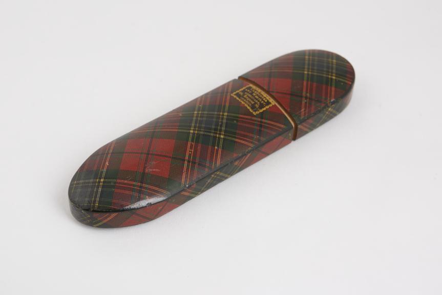 Pull off spectacle case, wood, lacquered tartan design