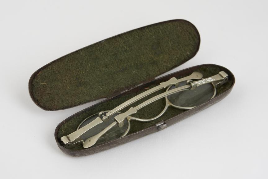 Spectacles and spectacle case, extending steel plated