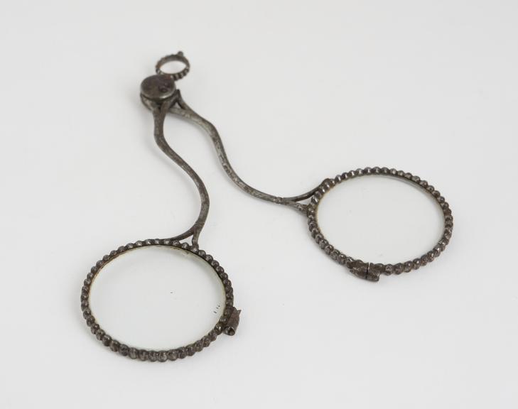 Scissor spectacles, steel, French, 1800-1860.