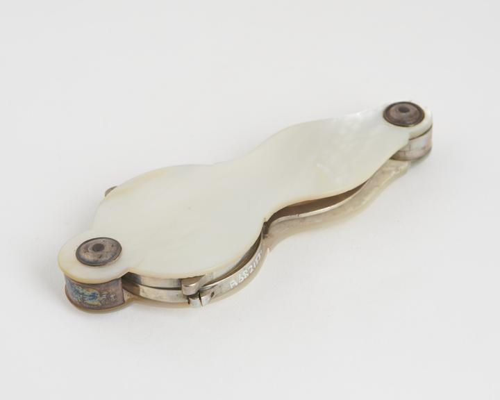 Scissor spectacles, hand and folding, mother-of-pearl handle
