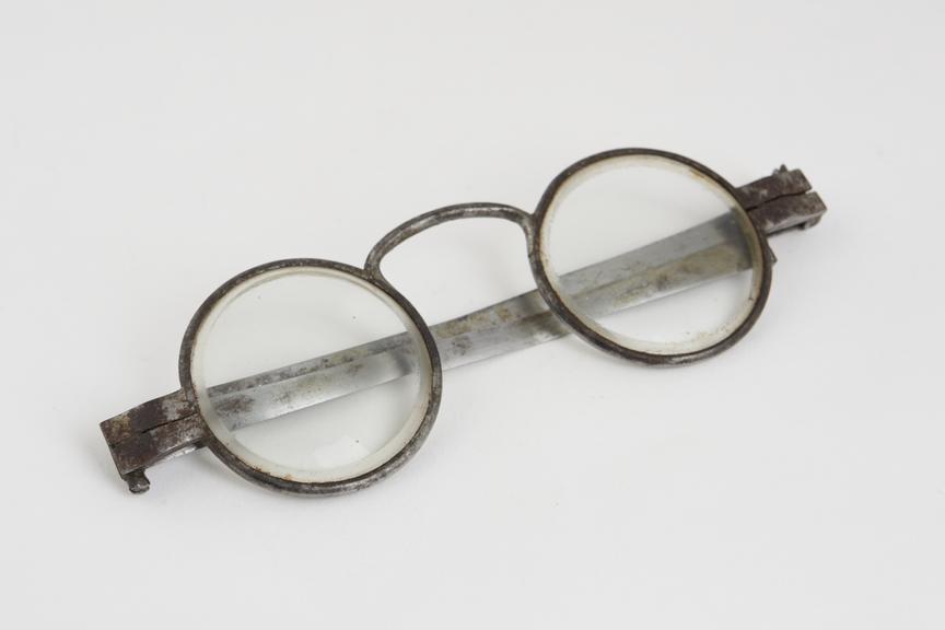 Transverse folding spectacles, steel, English, 1751-1830