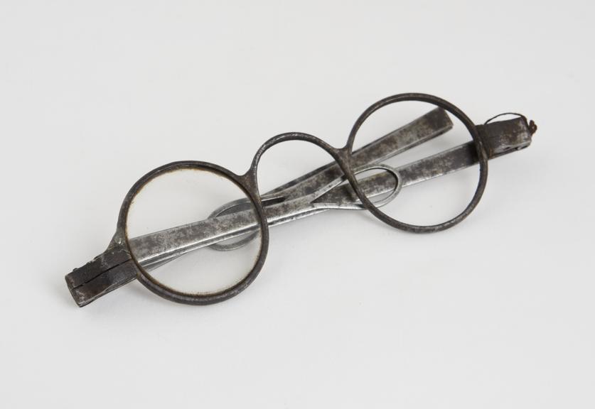 Transverse folding spectacles, steel, English, 1751-1830