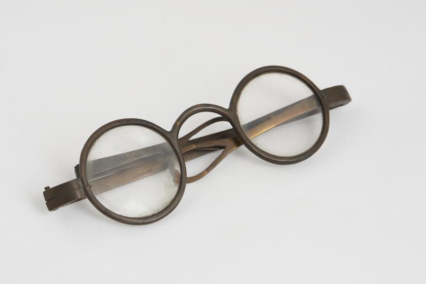 Transverse folding spectacles, brass, English, 1780-1850