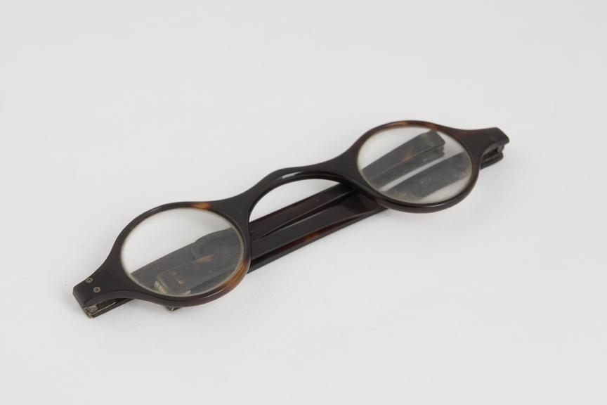 Transverse folding spectacles, tortoiseshell, English, 1800-1880