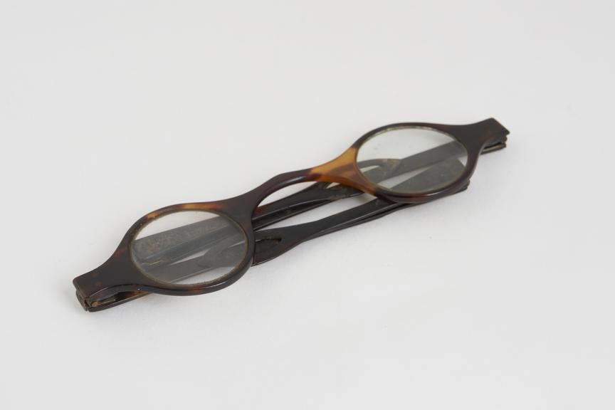 Transverse folding spectacles, tortoiseshell, English, 1790-1850