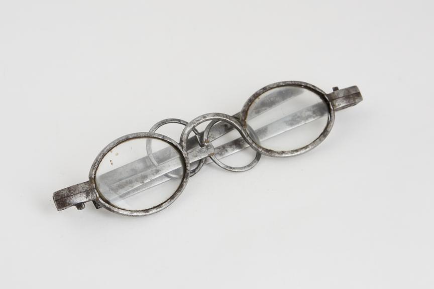 Transverse folding spectacles, steel, English, 1781-1830