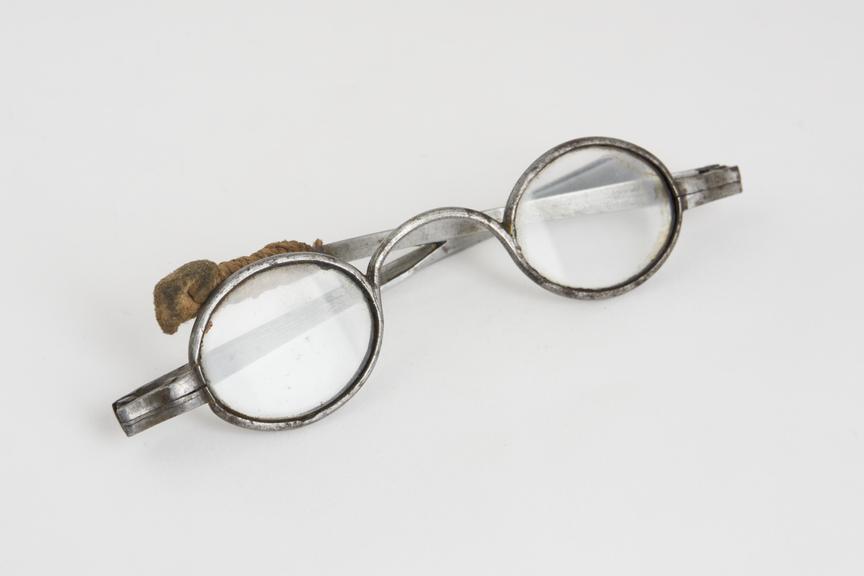 Transverse folding spectacles, steel, English, 1751-1830