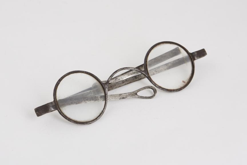 Transverse folding spectacles, steel, English, 1751-1830