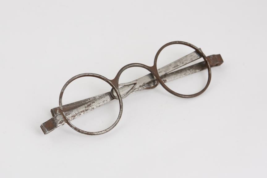 Transverse folding spectacles, steel, English, 1751-1830