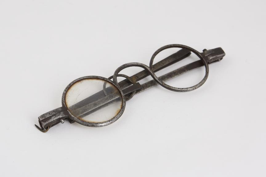 Transverse folding spectacles, steel, English, 1751-1830