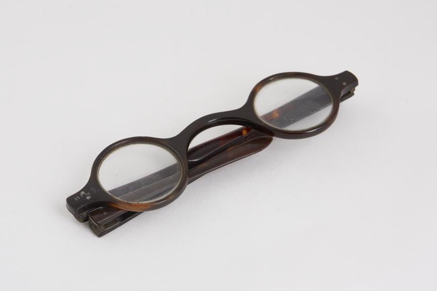 Transverse folding spectacles, tortoiseshell, by Bradberry