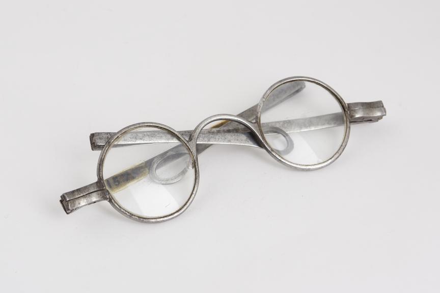 Transverse folding spectacles, steel, English, 1751-1830