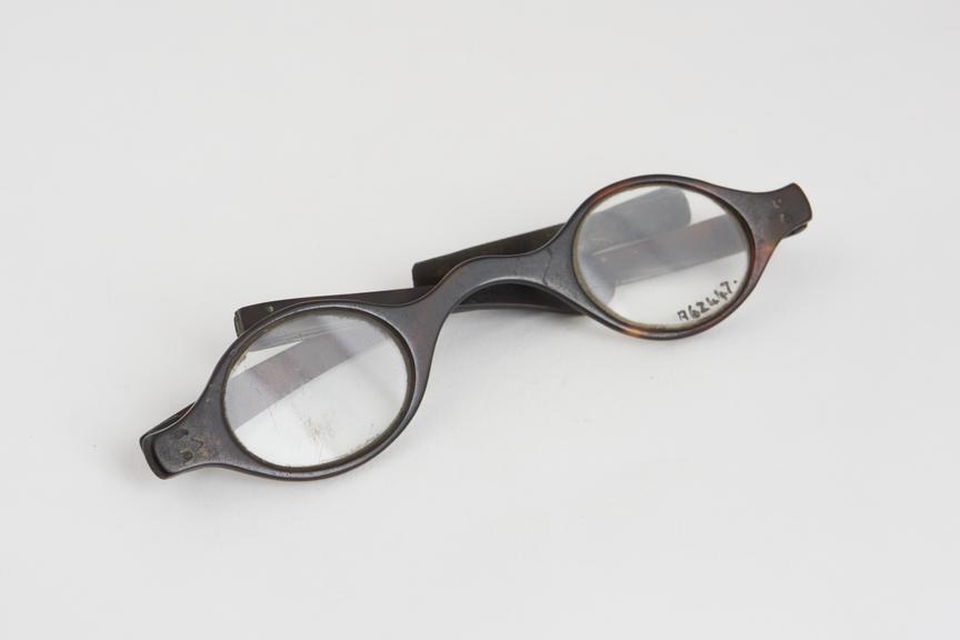 Transverse folding spectacles, tortoiseshell