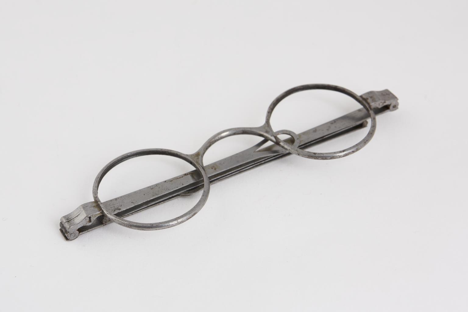 Moveable Spectacles Transverse folding spectacles | Science Museum Group Collection
