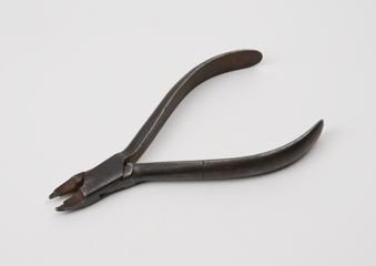 Flat nose pliers used in the manufacture and fitting of spectacle frames