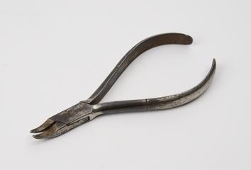 Curve nose pliers used in the manufacture and fitting and spectacle frames