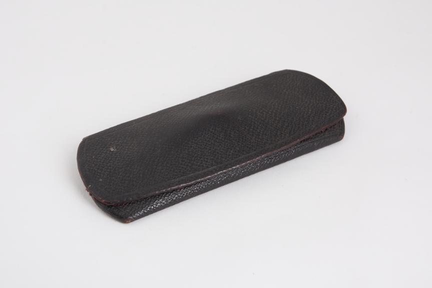 Spring lid spectacle case of metal, covered with leather, lined