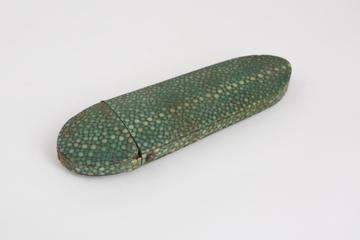 Hinged cap spectacle case